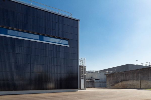Bildaufnahme einer Photovoltaik-Anwendung als Fassadenanlage mit monokristallinen Solarmodulen