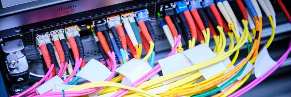 Glasfaserstecker, die verschiedene Standorte verbinden