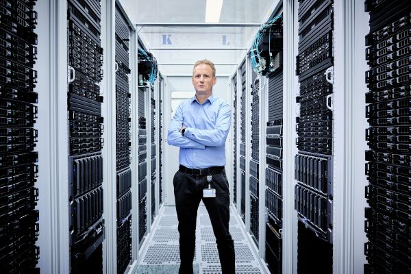 Adrian Rast im Rechenzentrum der Universität Zürich