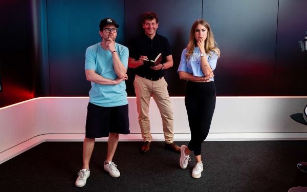 Moderatorin Nadia und ewz Direktor Benedikt Loepfe stehen lachend im Podcast-Studio hinter dem Mikrofon