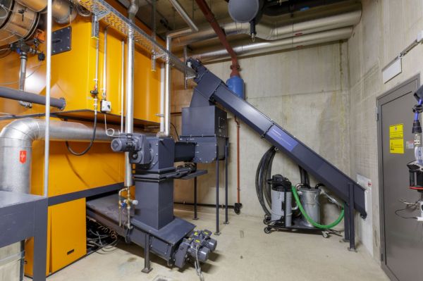 Automatic wood-chip feed