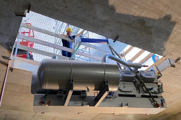 Entrée des machines réfrigérantes par le plafond de la centrale énergétique de la Swiss Life Arena