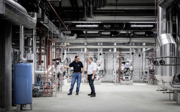 Une solution énergétique sophistiquée d’ewz fournit de la chaleur et du froid respectueux de l’environnement au stade de hockey sur glace ainsi qu’au réseau énergétique d’Altstetten et de Höngg. Cette combinaison permet d’obtenir une efficacité, une fiabilité et une durabilité particulièrement élevées.