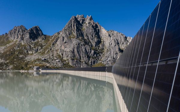 Photo d’installation solaire sur le barrage de l’Albigna